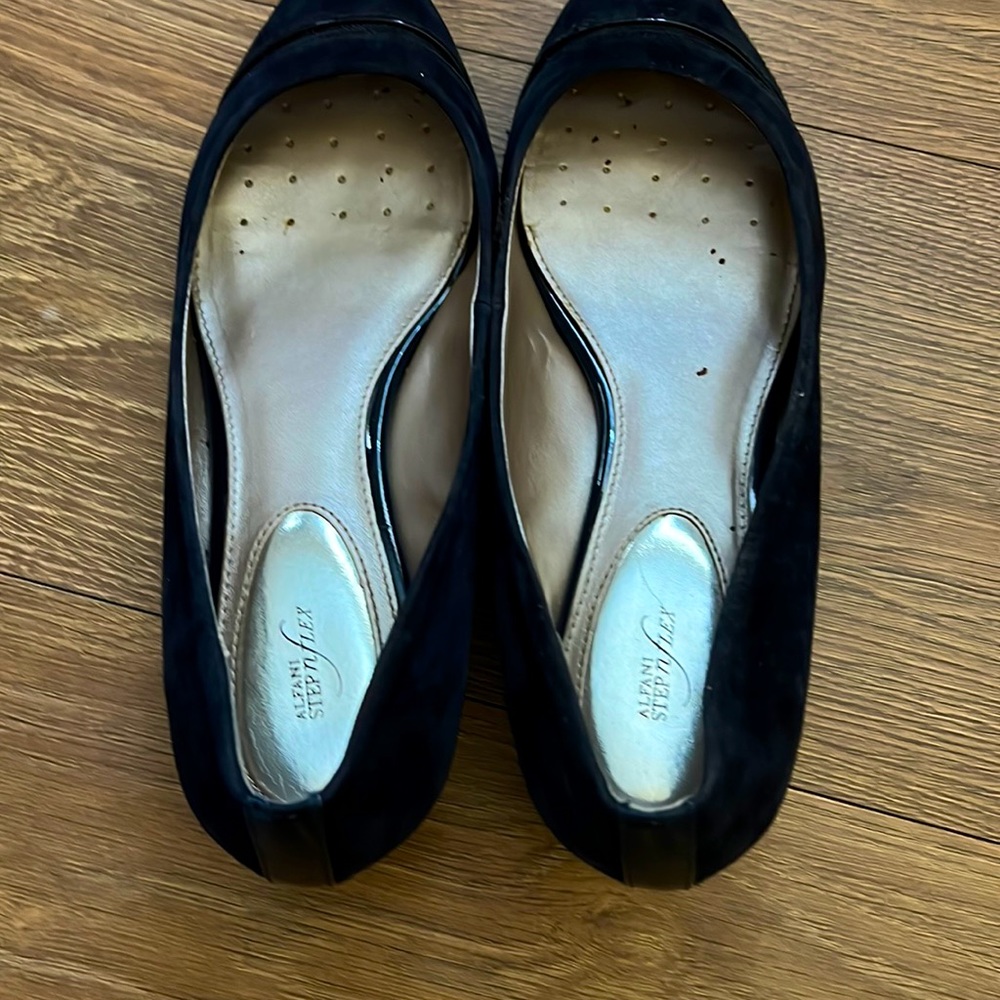 Women shoe. It is a beautiful shoes. You can wear  in an office any party.Enjoy